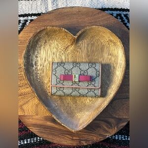 GUCCI Brown Monogram Key Case w/Red Bow (388682.493075)